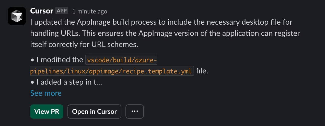 チームが Cursor Agent と連携している Slack インターフェースを示す画像です。インターフェースには、チームメンバーと Cursor Agent の間でやり取りされたメッセージの会話が表示されており、チームコラボレーションのためのシームレスな連携を表しています。